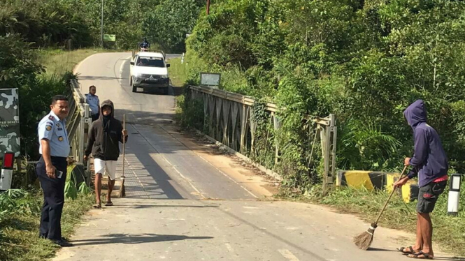 Warga Binaan Rutan Landak saat bersihkan jalan dan jembatan 