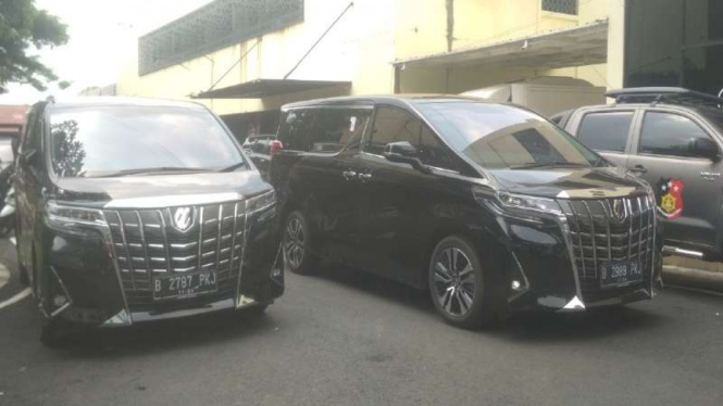 Dua mobil Alphard yang disita polisi dari FFC dan IAR di kasus MeMiles