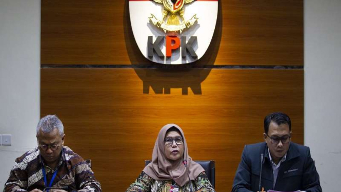 Wakil Ketua KPK Lili Pintauli Siregar (tengah), bersama Jubir KPK Ali Fikri 
