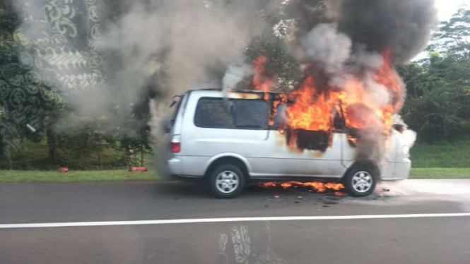 Sebuah Mobil Terbakar di dekat Gebang Tol Bogor.