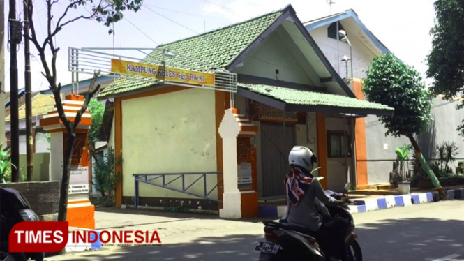 Jalan masuk menuju kampung keles, yang berbatasan dengan tembok utara Lapas Kelas IIB Kota Probolinggo. (FOTO: Happy/TIMES Indonesia)