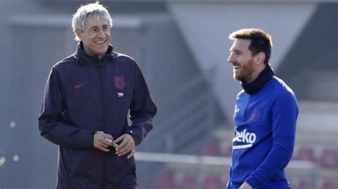 Pelatih Barcelona, Quique Setien (kiri), bersama Lionel Messi