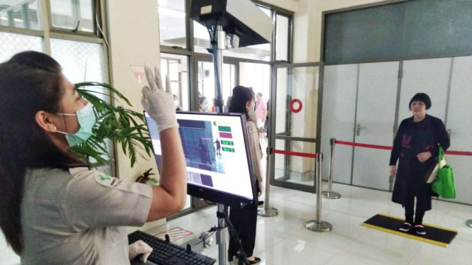 Petugas kesehatan bandara periksa kesehatan penumpang