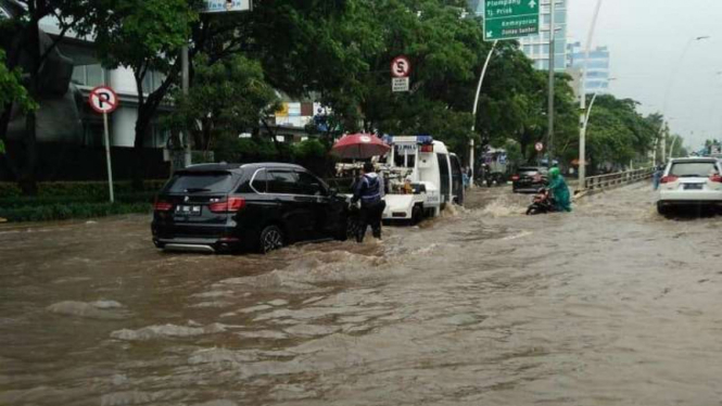 Genangan banjir di salah satu titik ruas jalan di Jakarta