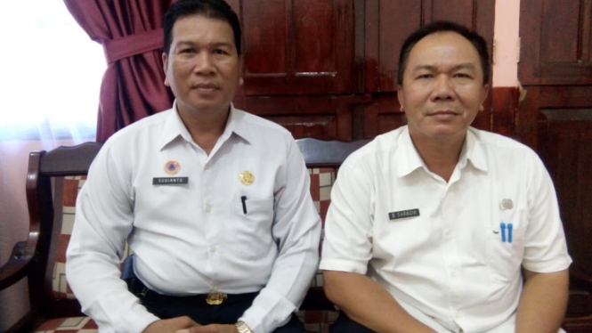 Kepala BPBD Bernhard Saragih (kanan)  bersama Kabid Kedaulatan dan Logistik BPBD Sugianto (kiri) saat ditemui SuaraKalbar.