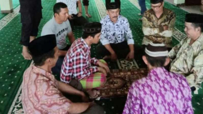 Tahanan kasus narkoba menikah di masjid kantor Polres Bulukumba.