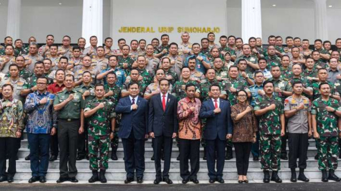 Presiden Joko Widodo (tengah) usai memimpin Rapim Kemhan, TNI dan Polri di Jakarta, Kamis 23 Januari 2020.