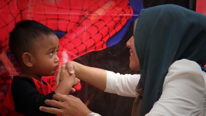 Cium Tangan Orangtua Apa Manfaatnya Untuk Anak