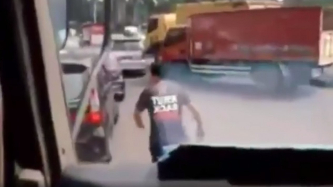 Mobil damkar terjebak macet di Bandung Barat