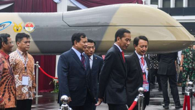 Presiden Jokowi dan Menhan Prabowo beserta para pejabat tinggi lainnya saat hadiri pameran alutsista di Jakarta 23 Januari 2013.