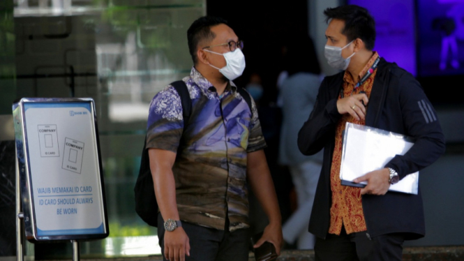 Karyawan pakai masker dugaan Penyebaran Virus Corona.