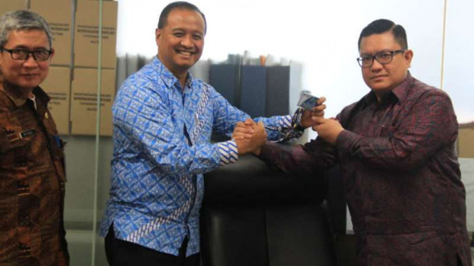 Donny Andy S Saragih menjadi Dirut PT Transportasi Jakarta (kanan)