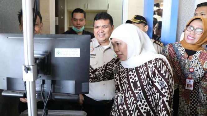 Gubernur Jawa Timur Khofifah Indar Parawansa mengecek alat pendeteksi suhu tubuh (body thermal scaner atau BTS) di Terminal 2 Bandara Internasional Juanda Surabaya, Jawa Timur, Jumat, 24 Januari 2020.