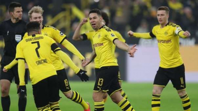 Pemain Borussia Dortmund rayakan gol