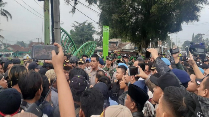 Kapolda Jawa Barat Rudi Sufahriadi melerai massa bentrok di Sukabumi