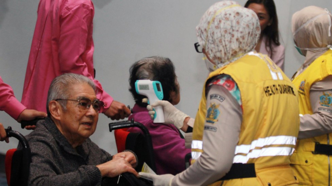 Petugas Kesehatan Karantina melakukan pemeriksaan acak suhu badan penumpang yang baru mendarat di Terminal 3 Bandara Soekarno Hatta, Tangerang, Banten, Rabu (22/01). - ANTARA FOTO/MUHAMMAD IQBAL