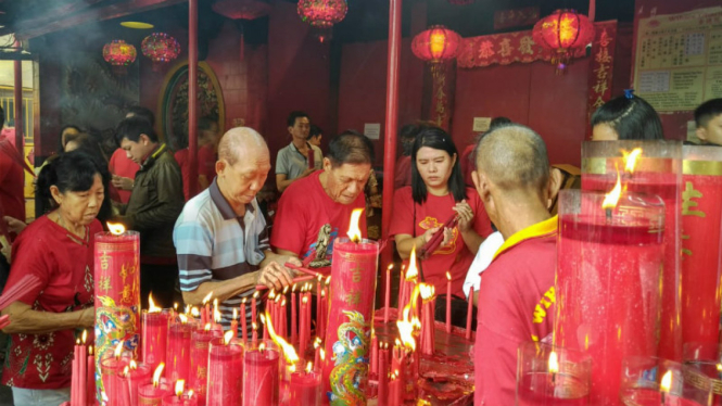 Warga Tionghoa merayakan Imlek di Vihara Dharma Bakti, Jakarta Barat