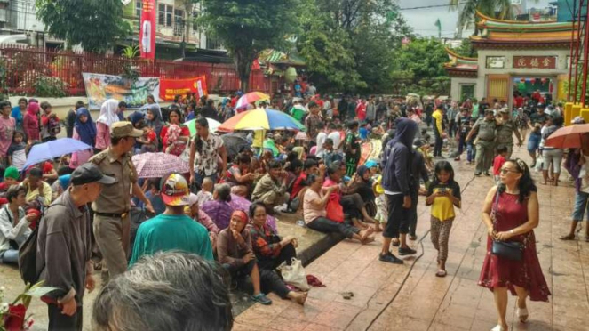 Ratusan pengemis berharap mencari berkah angpao di Wihara Dharma Bakti, kawasan 
