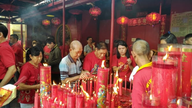 Warga Tionghoa beribadah di Wihara Dharma Bakti saat perayaan Imlek.