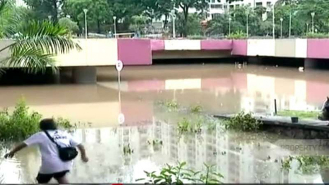 Jalan Underpass Ghandi di Kemayoran, Jakarta Pusat, digenangi air setinggi lima meter setelah hujan deras dan lama pada Jumat dini hari.