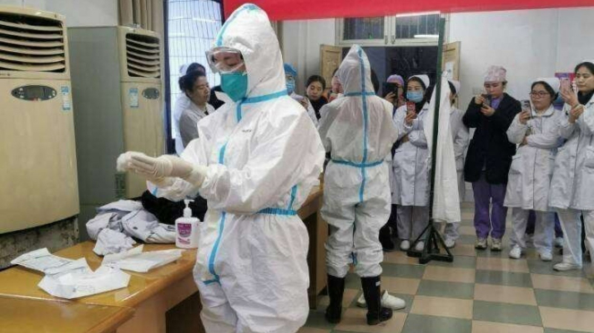 Para tenaga medis di Wuhan, China, yang siap menolong pasien virus corona.