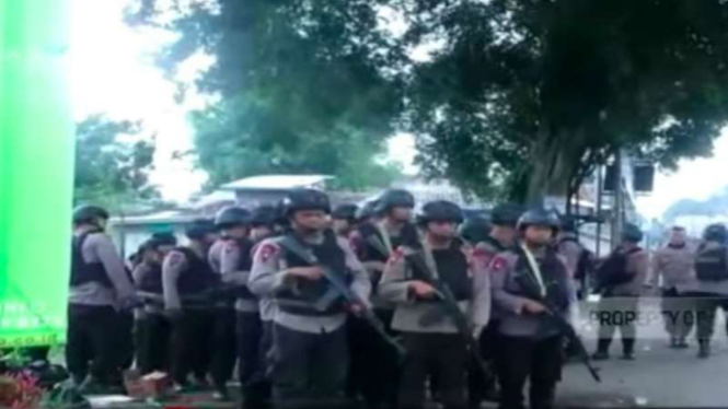 Polisi berjaga-jaga menyusul bentrokan dua kelompok massa organisasi di Kabupaten Sukabumi, Jawa Barat, Sabtu pagi.