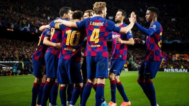 Para pemain Barcelona merayakan gol 