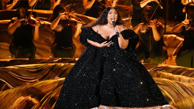 Lizzo adalah penampil pertama di panggung Grammys 2020 dan dia langsung mengucapkan belasungkawa untuk keluarga Kobe Bryant. - Getty Images