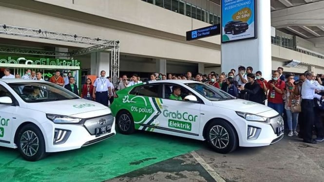 Mobil listrik Hyundai Ioniq yang dipakai sebagai armada taksi online