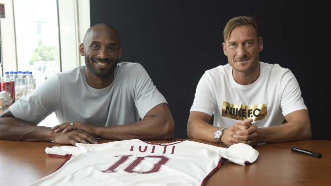 Kobe Bryant bersama legenda AS Roma, Francesco Totti