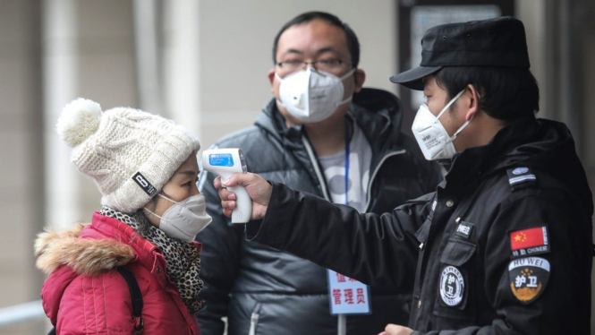 Calon penumpang di scan thermal oleh petugas bandara di China.
