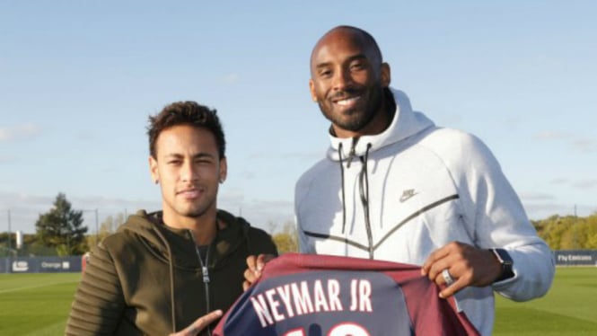 Momen Neymar bersama Kobe Bryant yang sedang berkunjung ke markas PSG