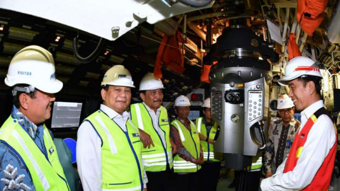 Jokowi dan para menteri di kapal selam Alugoro
