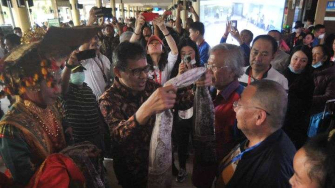 Gubernur Sumatera Barat Irwan Prayitno menyambut turis asal China