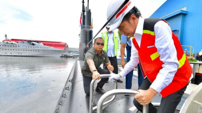 Presiden Jokow saat memasuki kapal selam KRI Alugoro-405.