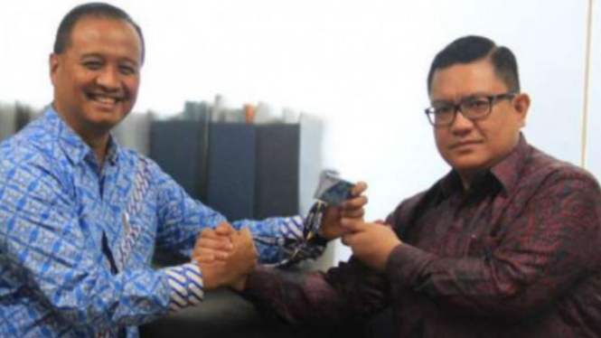 Donny Andy S Saragih menjadi Dirut PT Transportasi Jakarta (kanan)