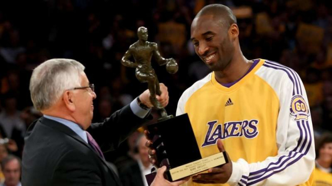 Kobe Bryant menerima gelar Mos Valuable Player (MVP) NBA 2008