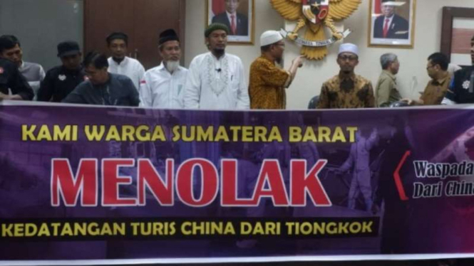 Masyarakat menolak kedatangan turis China di Sumatera Barat.