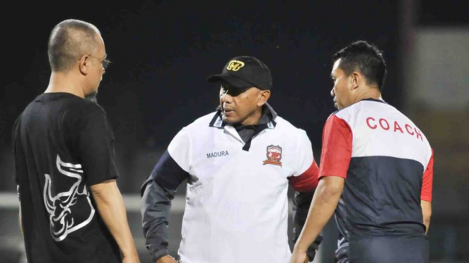 Pelatih Madura United, Rahmad Darmawan (tengah).