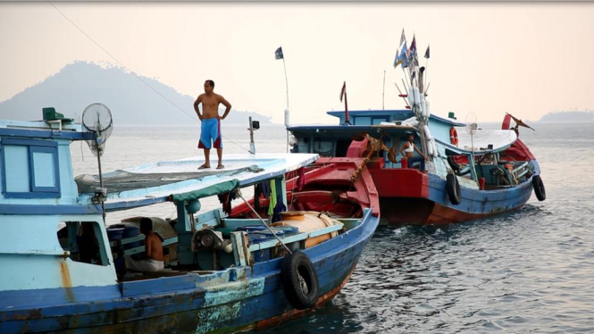 Para nelayan Tanjung Balai Karimun mengatakan mereka sering dikejar, diusir bahkan ada yang ditabrak oleh kapal ikan asing saat mencari ikan di Laut Natuna Utara. - BBC Indonesia/ Ivan Batara