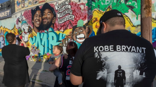 Mural eks bintang NBA Kobe Bryant dan putrinya - David McNew/Getty