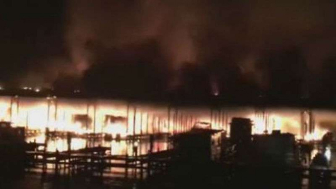 Kebakaran di pelabuhan Alabama