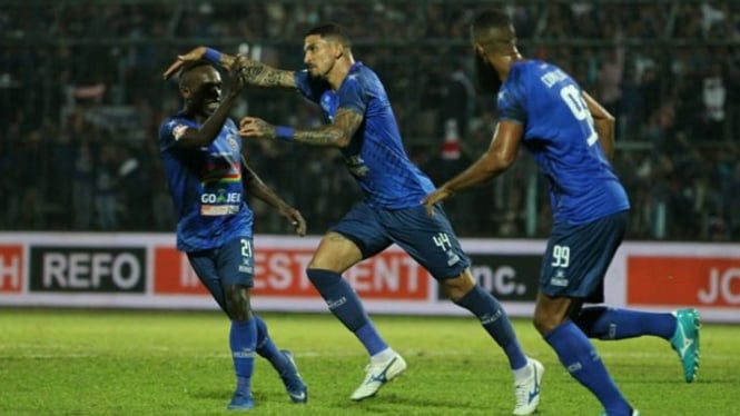 Pemain arema berselebrasi usai mencetak gol 