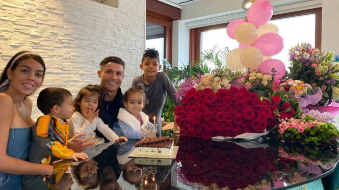 Cristiano Ronaldo rayakan ulang tahun kekasihnya, Georgina Rodriguez