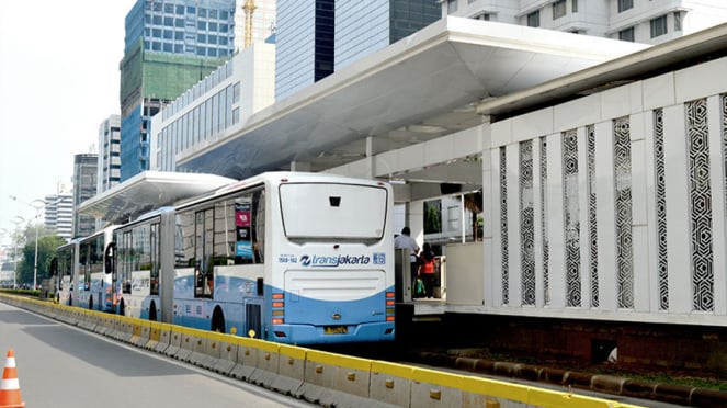 Ilustrasi penumpang naik Transjakarta