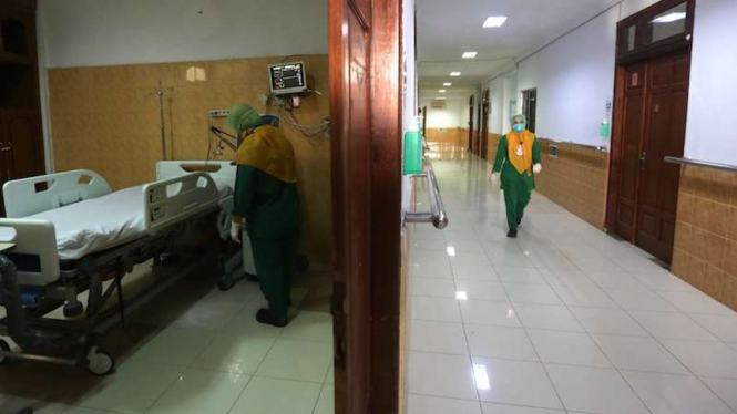 Petugas medis Rumah Sakit Umum Zainal Abidin (RSUZA) mempersiapkan ruangan isolasi khusus bagi pasien yang terjangkit virus corona di Banda Aceh, Aceh.