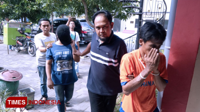 Dua pelaku kasus peredaran uang palsu digelandang ke Polres Bangkalan. (FOTO: Doni Heriyanto/TIMES Indonesia)