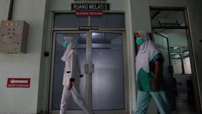 Petugas medis beraktivitas di ruang isolasi Rumah Sakit Umum Pusat (RSUP) Dr. Sardjito, Sleman, DI Yogyakarta, Senin (20/1/2020). RSUP Dr. Sardjito menyediakan ruangan isolasi untuk penanganan penyakit menular seperti antraks sebagai upaya pencegahan