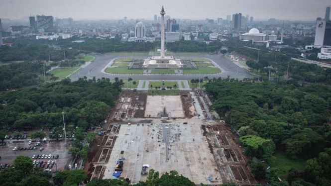 Suasana pembangunan Plaza Selatan Monumen Nasional (Monas) di Jakarta.