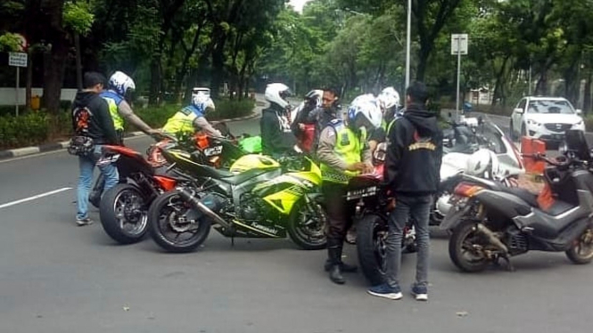 Polisi tilang motor yang memakai knalpot bising